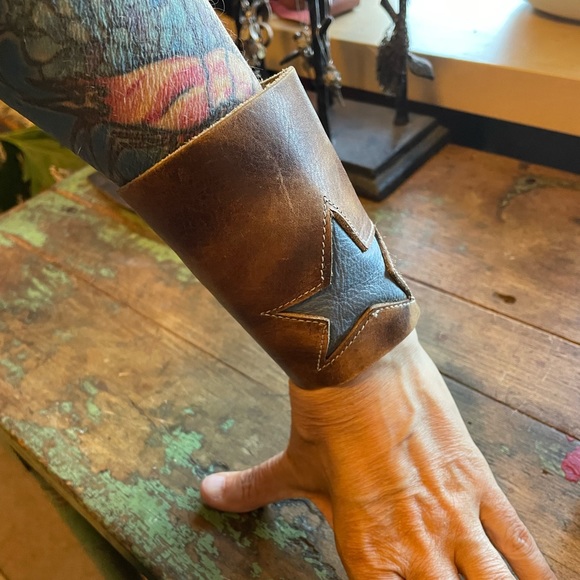 Hand made vintage leather cuff with star design  three buckles - Picture 2 of 10